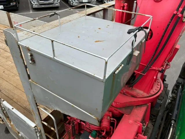 プロテクター前方左右に工具箱が付いています。|UDトラックス クオン QKG-CG5ZMの写真13