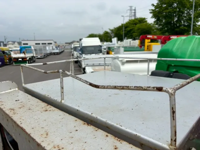 助手席側工具箱上側ステー曲がりあります。|UDトラックス クオン QKG-CG5ZMの写真14