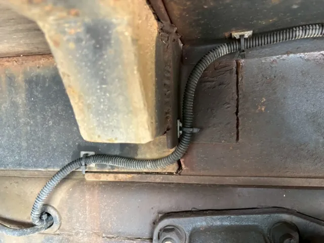 運転席側 縦ネタ2軸目付近に亀裂あります。|UDトラックス クオン QKG-CG5ZMの写真16