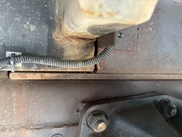 運転席側 縦ネタ2軸目付近に亀裂あります。|UDトラックス クオン QKG-CG5ZMの写真17