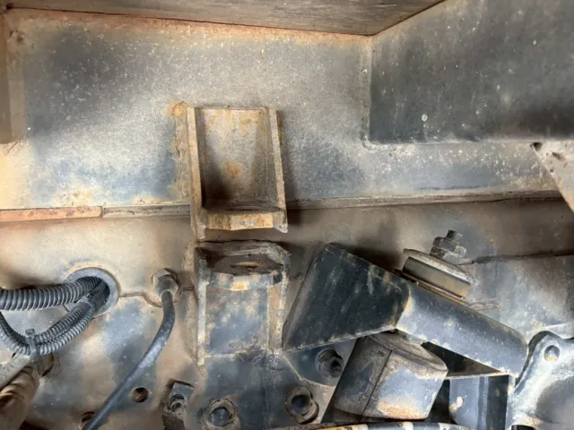 助手席側2軸目付近のボディボルト欠品しています。|UDトラックス クオン QKG-CG5ZMの写真19