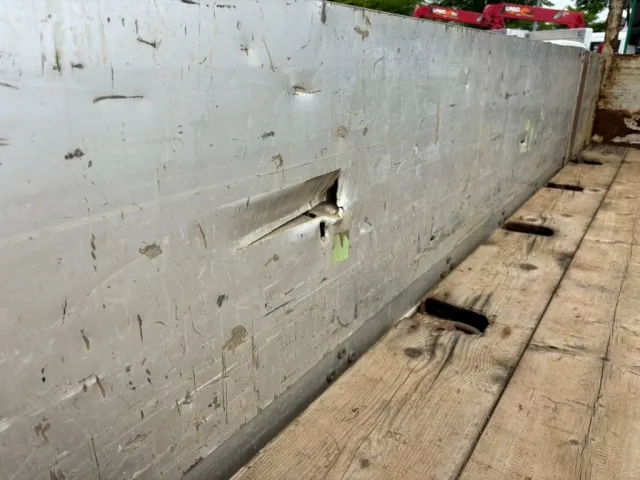 助手席側アオリ内側凹み穴あきあります。|UDトラックス クオン QKG-CG5ZMの写真20