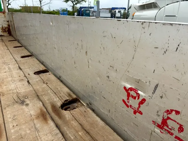 運転席側アオリ内側凹み傷あります。|UDトラックス クオン QKG-CG5ZMの写真21