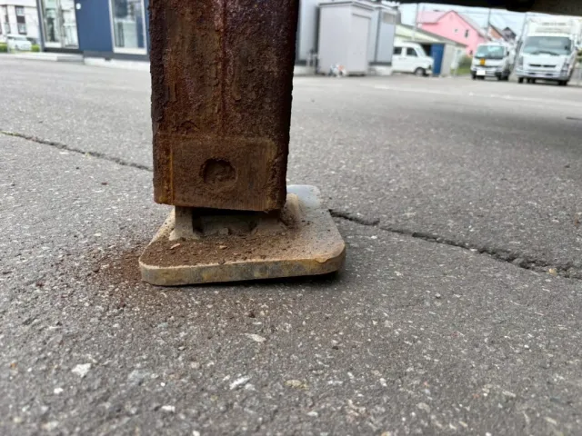 運転席側リヤジャッキ接地面斜めに固着しています。|UDトラックス クオン QKG-CG5ZMの写真27