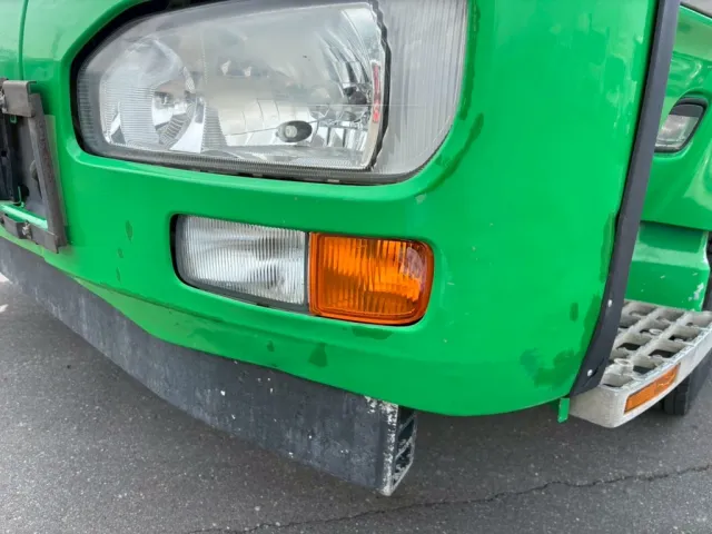 フロントバンパー助手席側補修痕、曲がりヘコミあります。|UDトラックス クオン QKG-CG5ZMの写真31