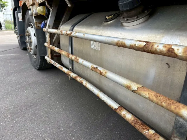 助手席側サイドバンパー曲がりあります。|UDトラックス クオン QKG-CG5ZMの写真35