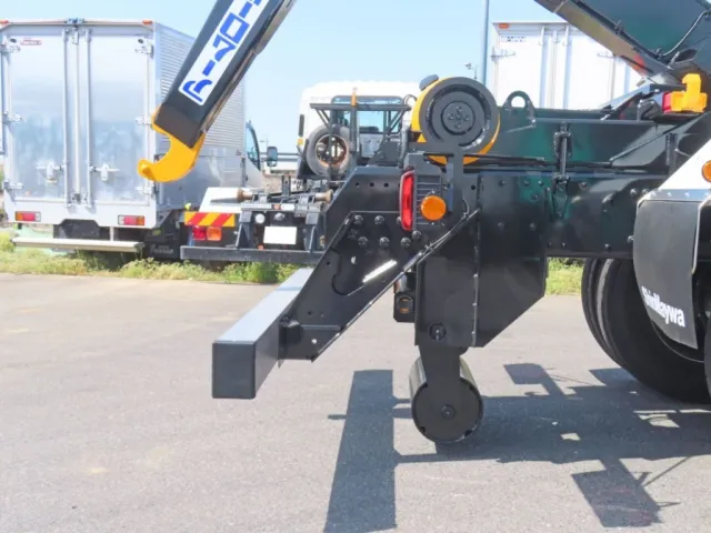 リアジャックは油圧式です。|三菱 スーパーグレート 2PG-FV80VYの写真9