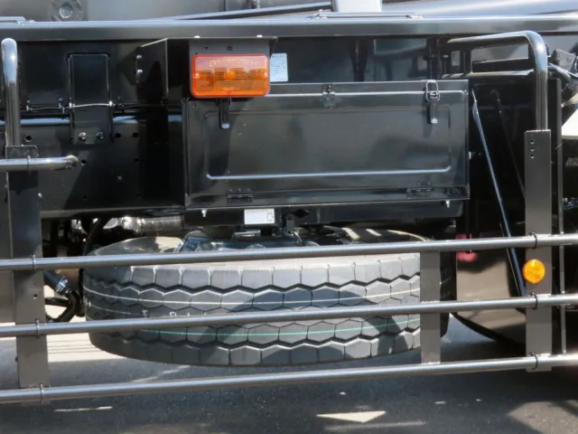 工具箱・スペアタイヤ付きです。(工具箱は鉄製です)|三菱 スーパーグレート 2PG-FV80VYの写真11