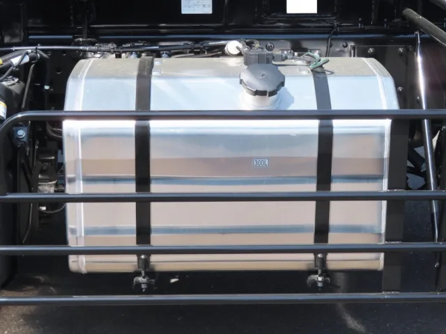 燃料タンクは300Lです。(アルミ製です)|三菱 スーパーグレート 2PG-FV80VYの写真16