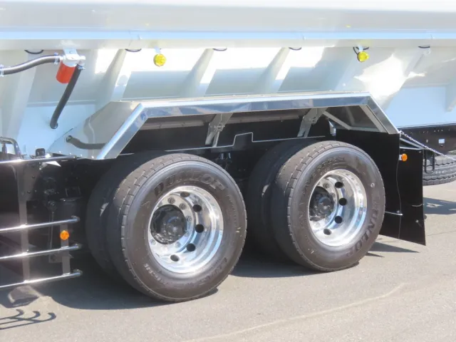 リアフェンダーはステンレス製でホイールはアルミ製です。|三菱 スーパーグレート 2PG-FV84VZの写真8