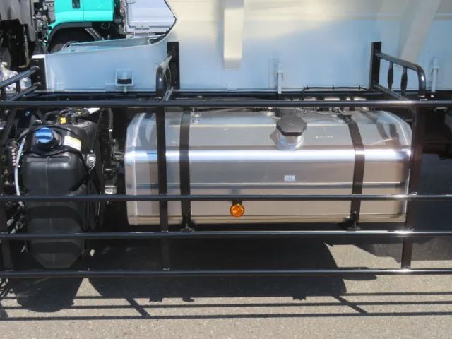 燃料タンクは300Lです。|三菱 スーパーグレート 2PG-FV84VZの写真23
