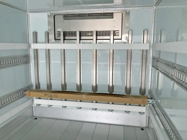 冷凍機の吹き出し口です。|日野 レンジャー 2KG-FD2ABG(2WD)の写真14