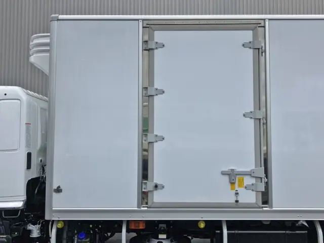 ボディー助手席側前方に片開き式のサイドドアが付いています。|日野 レンジャー 2KG-FD2ABG(2WD)の写真20