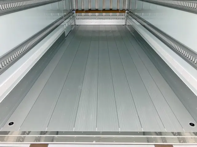 床はシステムフロアー・アルミ製です。|日野 レンジャー 2KG-FD2ABG(2WD)の写真13