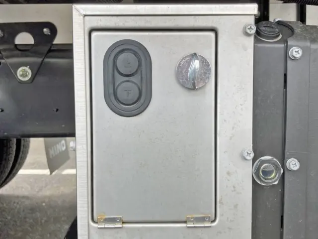 ゲートの昇降スイッチです。|日野 レンジャー 2KG-FD2ABG(2WD)の写真18