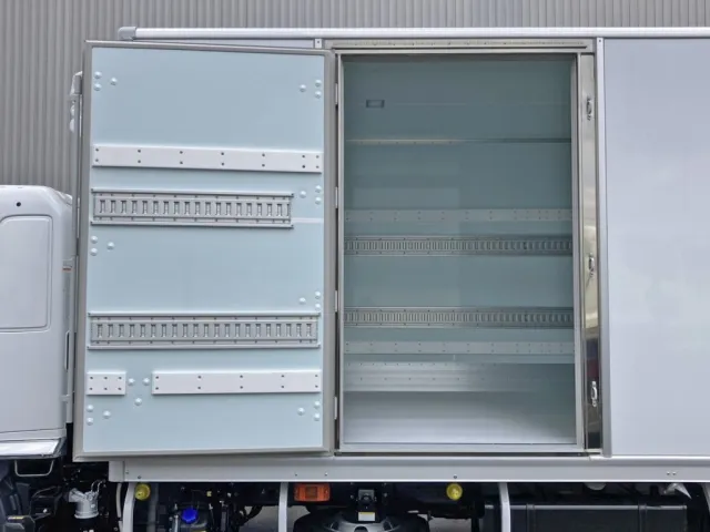 サイドドアを開いた状態です。(門口周りはステンレス製です)|日野 レンジャー 2KG-FD2ABG(2WD)の写真21