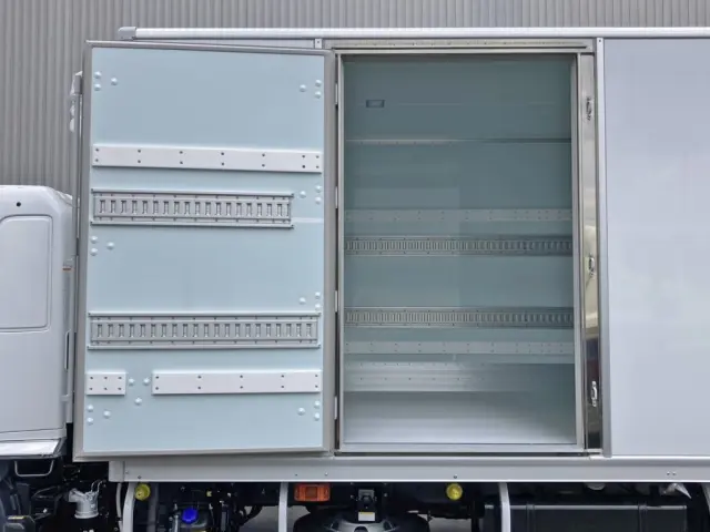 サイドドアを開いた状態です。(門口周りはステンレス製です)|日野 レンジャー 2KG-FD2ABG(2WD)の写真21