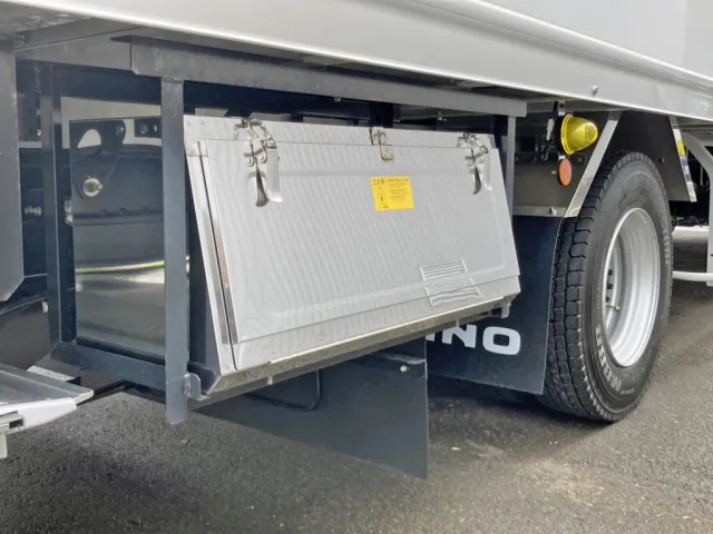 ボディー運転席側後方にステンレス製の工具箱が付いています。|日野 レンジャー 2KG-FD2ABG(2WD)の写真22