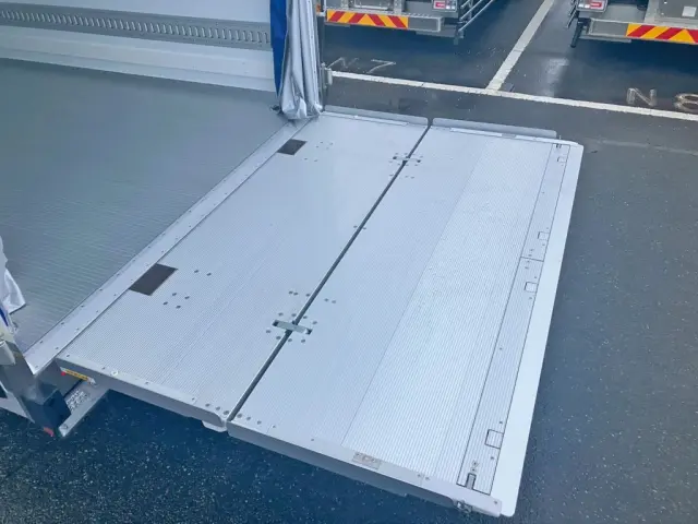 ゲートを上限まで上げた状態です。|日野 レンジャー 2KG-FD2ABG(2WD)の写真17