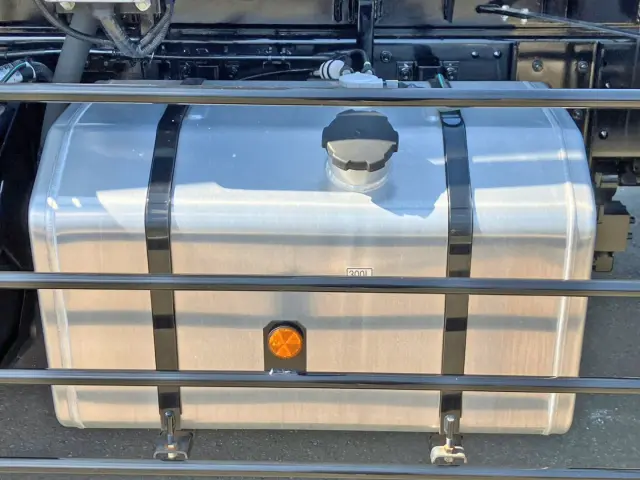 燃料タンクは300Lアルミ製です。|三菱 スーパーグレート 2PG-FV80VYの写真15