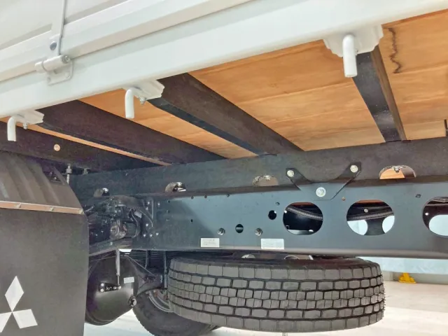 シャーシとネタの状態です。(縦ネタ・横ネタは木製です)|三菱 ファイター 2KG-FK62F(2WD)の写真6