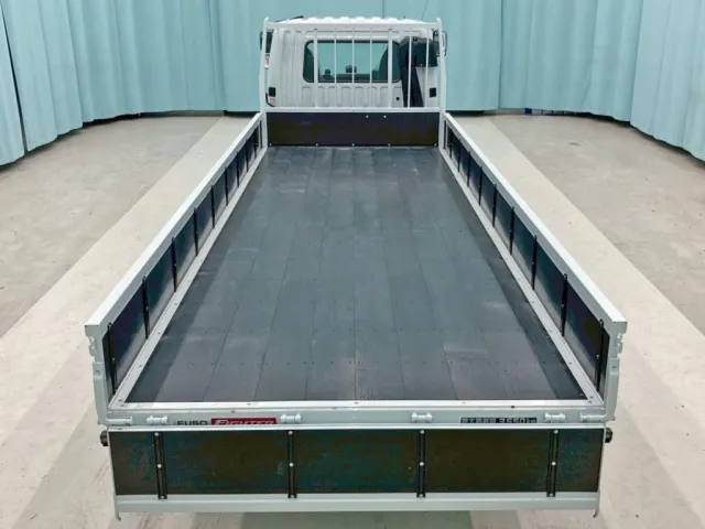 床は板張りです。|三菱 ファイター 2KG-FK62F(2WD)の写真8