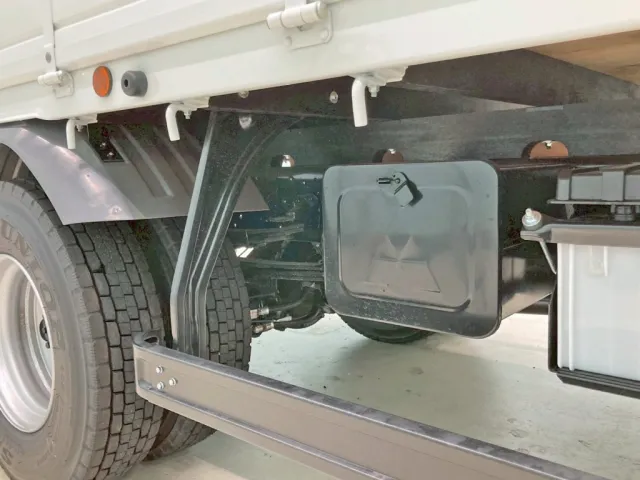 ボディー運転席側中央部に工具箱が付いています。|三菱 ファイター 2KG-FK62F(2WD)の写真13