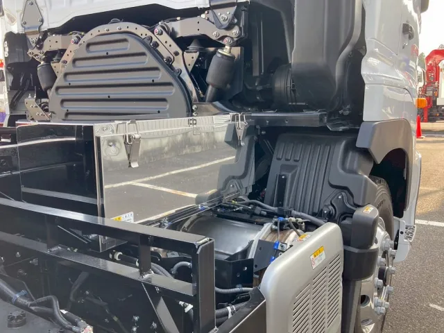 運転席側にステンレス製の工具箱が付いています。|日野 プロフィア 2DG-FS1AJEの写真16