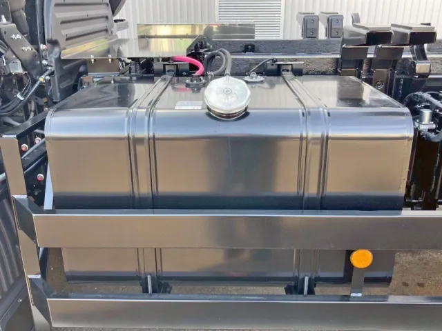 燃料タンクは300Lです。|日野 プロフィア 2DG-FS1AJEの写真21