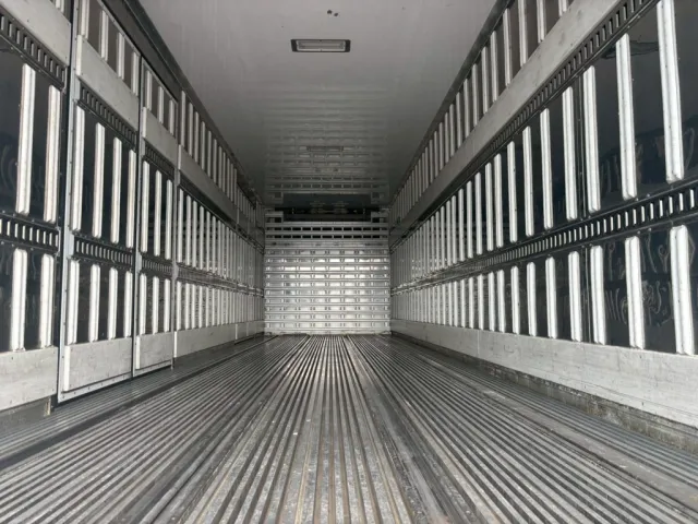 床はI型キーストン、ジョロダーレールが4列付いています。|三菱 スーパーグレート 2PG-FV74HZの写真14