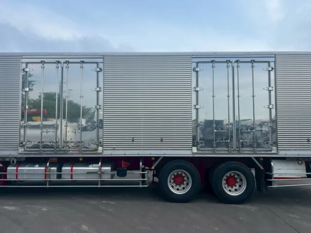 助手席側に観音開き式のサイドドアが付いています。|三菱 スーパーグレート 2PG-FV74HZの写真19