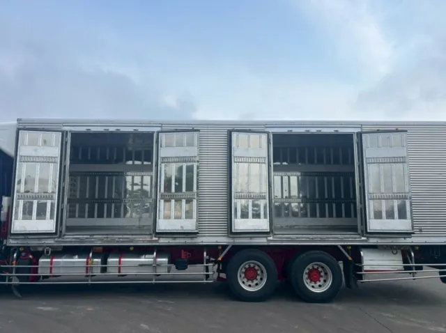 サイドドアを開いた状態です。|三菱 スーパーグレート 2PG-FV74HZの写真20