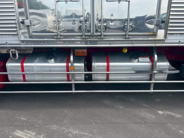 燃料タンクは300Lが2つ付いています。|三菱 スーパーグレート 2PG-FV74HZの写真24