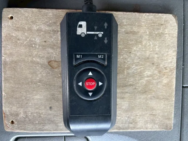 エアサスのコントローラーです。|三菱 スーパーグレート 2PG-FV74HZの写真29