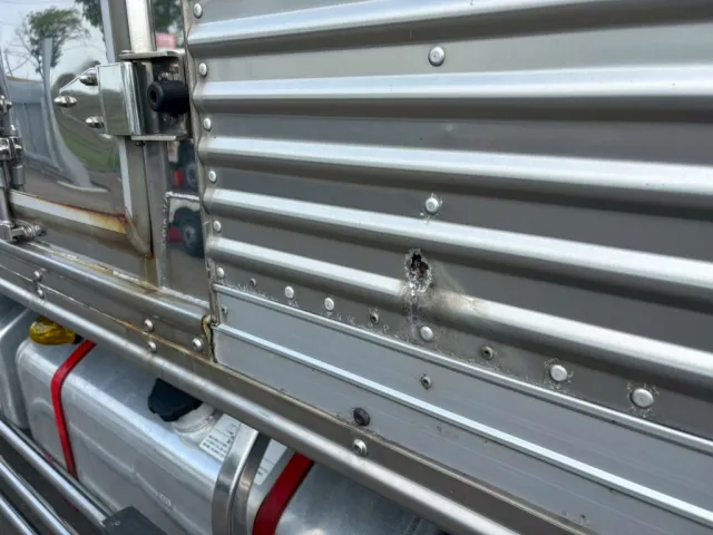 左側側面腐食穴あります。|三菱 スーパーグレート 2PG-FV74HZの写真37