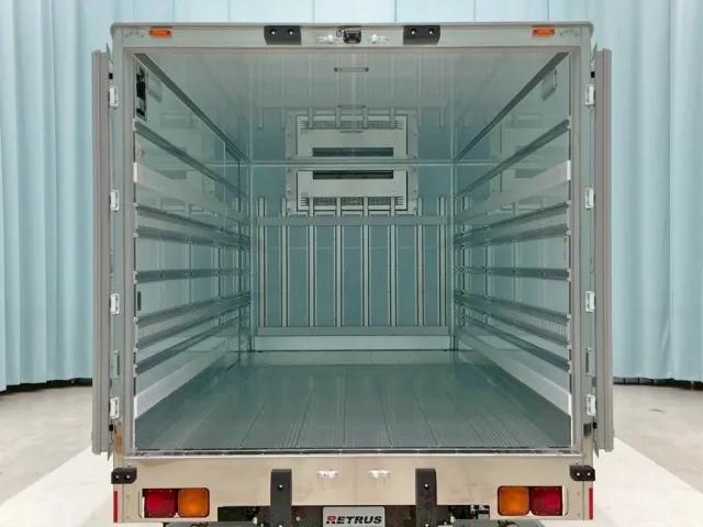 門口周りはステンレス製です。|三菱 ファイター 2KG-FK65F(2WD)の写真12