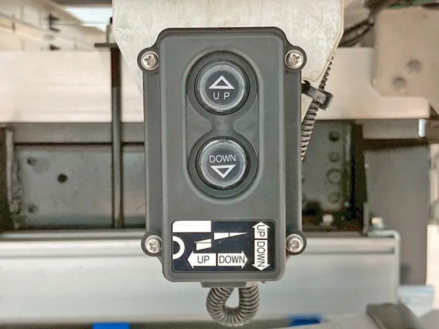 ゲートの昇降スイッチです。|三菱 ファイター 2KG-FK65F(2WD)の写真18