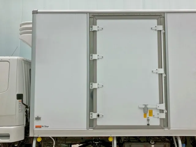 ボディー助手席側前方に片開き式のサイドドアが付いています。|三菱 ファイター 2KG-FK65F(2WD)の写真20