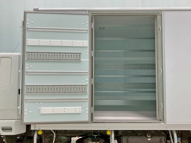 サイドドアを開いた状態です。(門口周りはステンレス製です)|三菱 ファイター 2KG-FK65F(2WD)の写真21