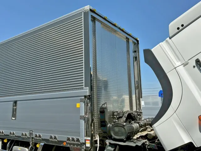ボディー前壁にウロコステンが張られています。|日野 プロフィア 2DG-FW1AHC(8x4)の写真16