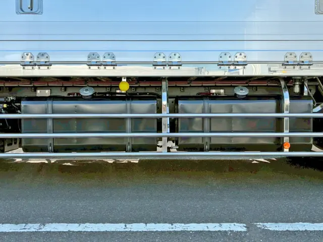 燃料タンクは300Lが2つ付いています。|日野 プロフィア 2DG-FW1AHC(8x4)の写真27