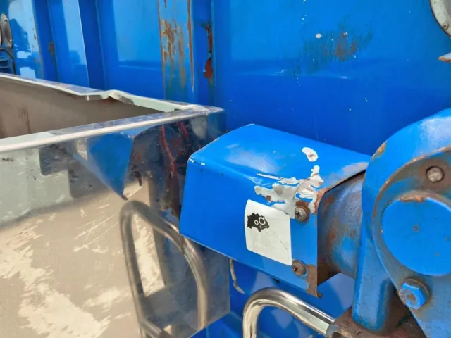 シートデッキ助手側に歪み 及び 助手席側のコボレーンモーターカバーにヘコミがあります。|東急  TF36H2C3の写真15