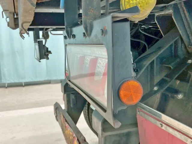 運転席側テールランプブラケットに曲がりがあります。|東急  TF36H2C3の写真36