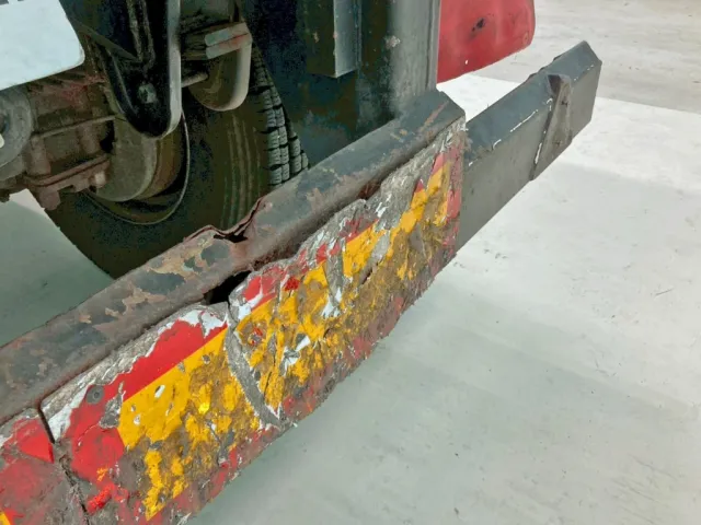 リヤバンパー中央の反射板に曲がり・取付部にヘコミ・穴あきがあります。|東急  TF36H2C3の写真38