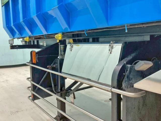 助手席側にステンレス製の工具箱が付いています。|東急  TF36H2C3の写真40