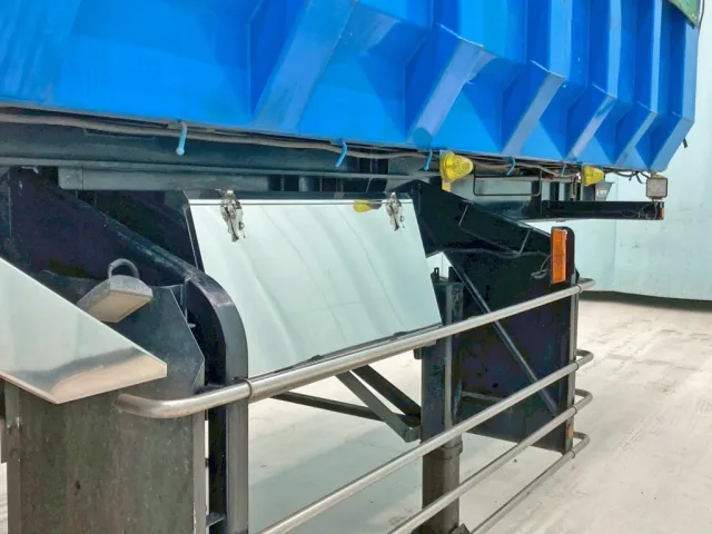 運転席側にステンレス製の工具箱が付いています。|東急  TF36H2C3の写真41