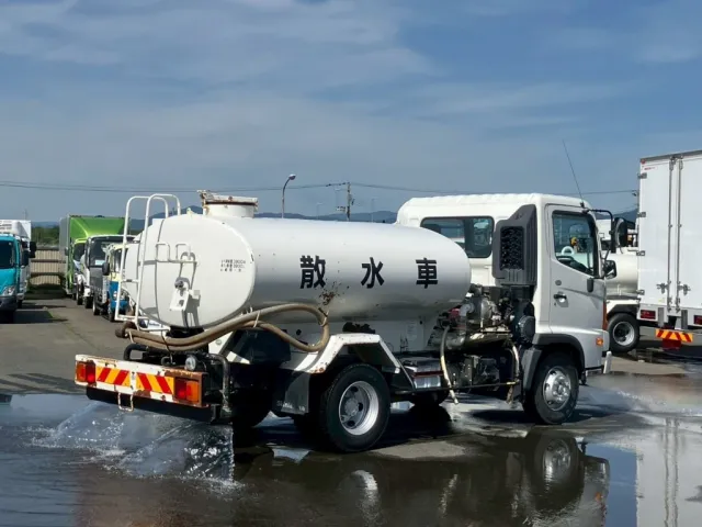 後方は重力散水です。|日野 レンジャー TKG-FC9JCAP(2WD)の写真4