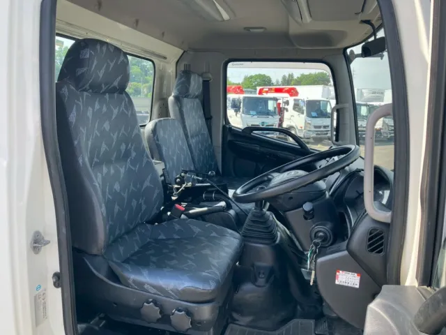 乗車定員は3名です。|日野 レンジャー TKG-FC9JCAP(2WD)の写真7