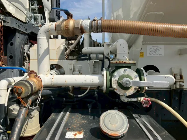 助手席側配管の状態です。|日野 レンジャー TKG-FC9JCAP(2WD)の写真14