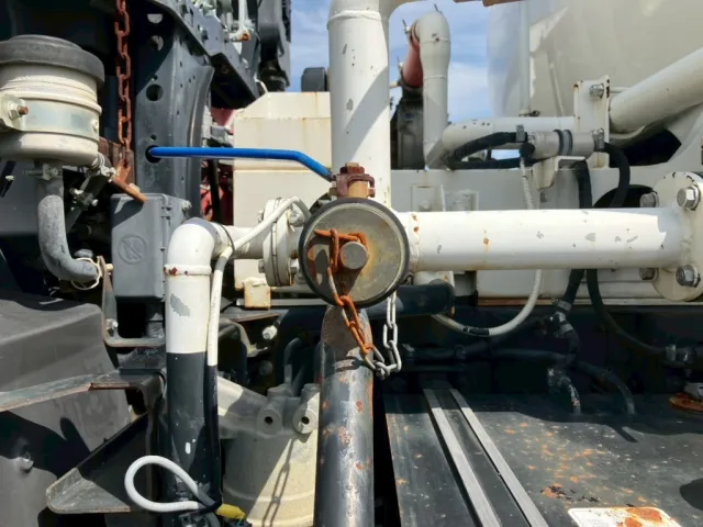 助手席側配管の状態です。|日野 レンジャー TKG-FC9JCAP(2WD)の写真15